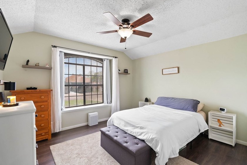 Back ON MARKET, no fault of seller! Spacious 4-bedroom, 2-bath - photo 7