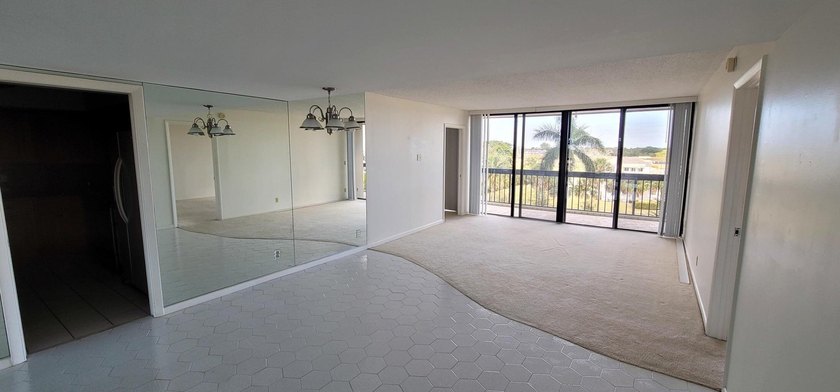 2/2 UNIT, OPEN KITCHEN, PANTRY &amp; BREAKFAST AREA, TILED DINING - photo 5