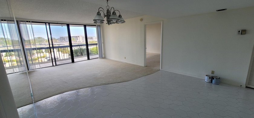 2/2 UNIT, OPEN KITCHEN, PANTRY &amp; BREAKFAST AREA, TILED DINING - photo 6