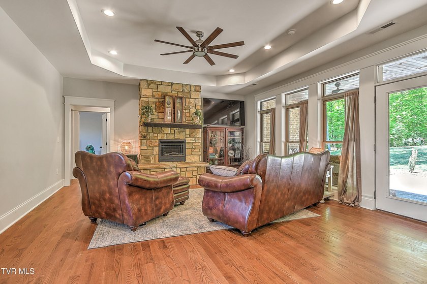Back on the Market at no fault of house or Sellers. Luxury - photo 28