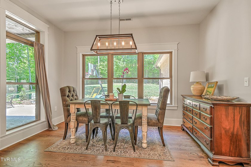 Back on the Market at no fault of house or Sellers. Luxury - photo 32