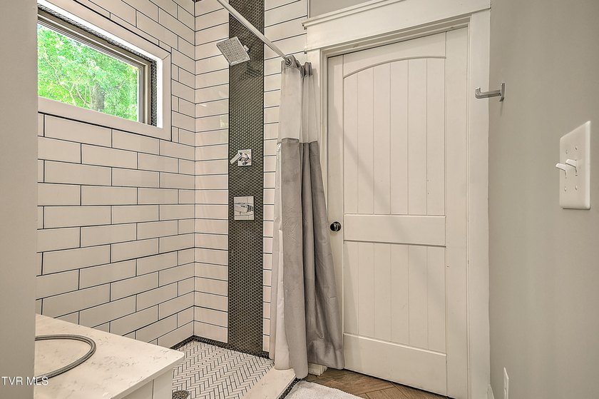 Back on the Market at no fault of house or Sellers. Luxury - photo 46