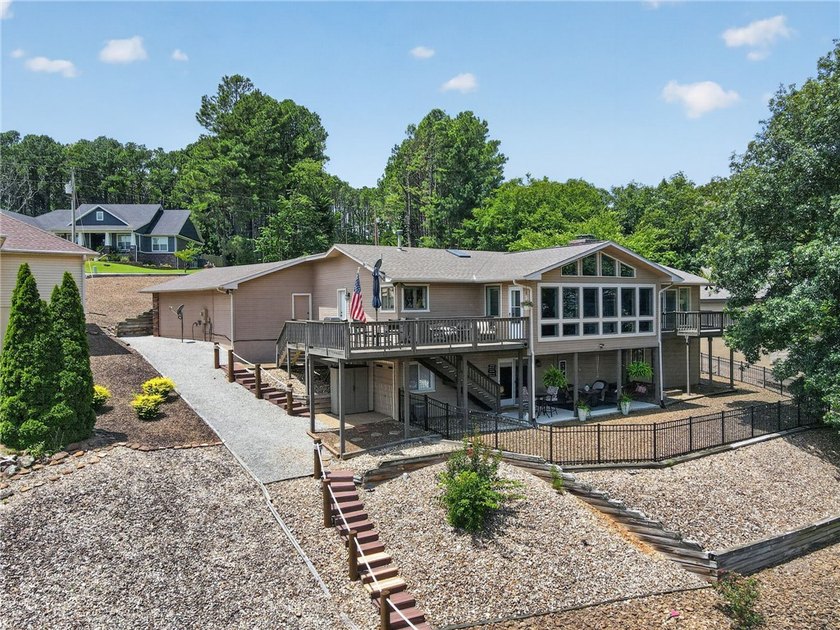 Luxury lakefront living on beautiful Loch Lomond. Nearly 4,000 - photo 3