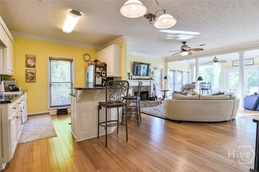 Charming lake cottage with deep water access (approximately 30 - photo 6