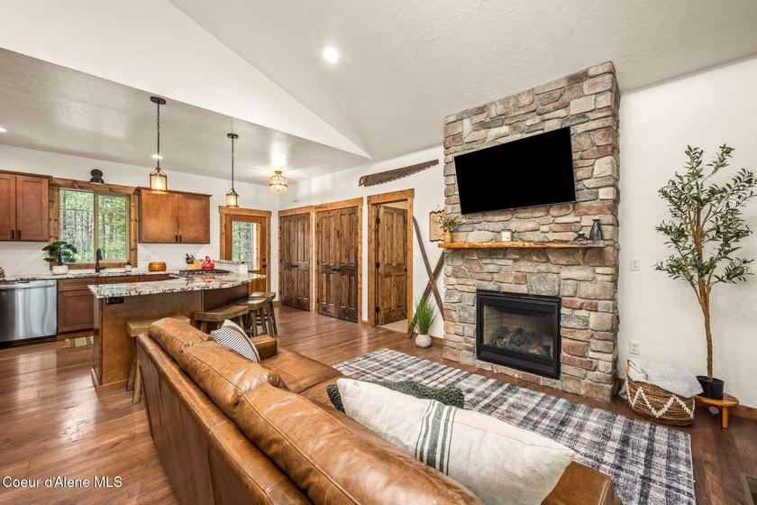 Spectacular North Idaho Rustic Mountain home! This stunning - photo 12