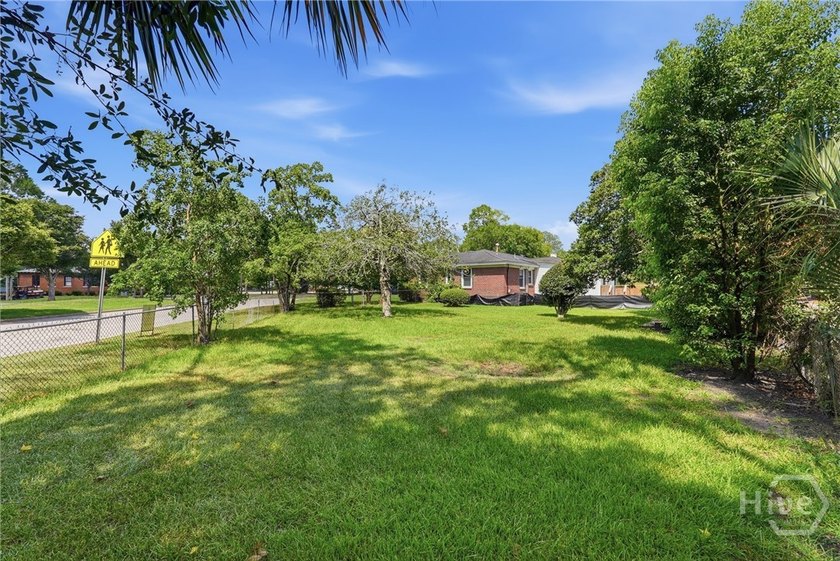 Situated directly on lively Hull Park in the heart of Ardsley - photo 4