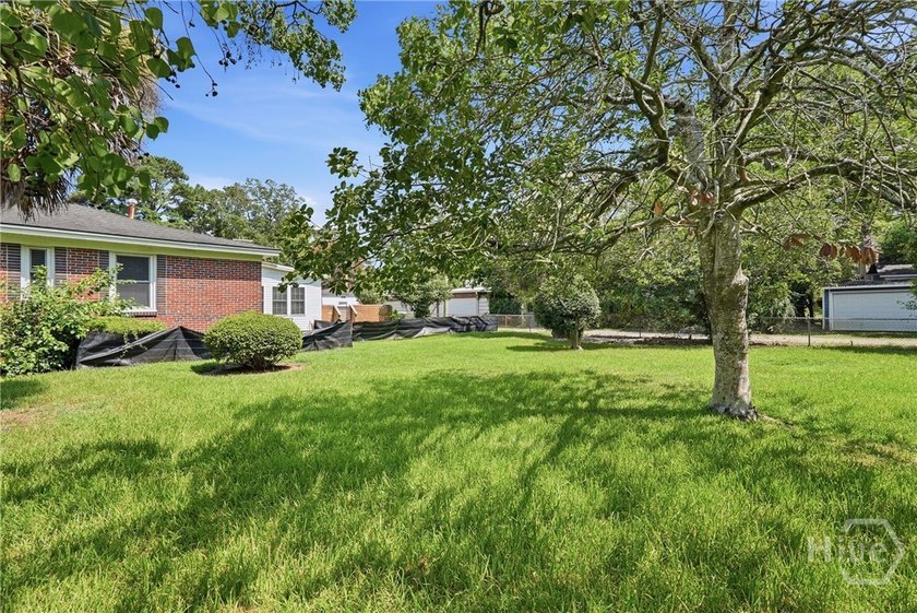 Situated directly on lively Hull Park in the heart of Ardsley - photo 5