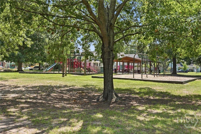 Situated directly on lively Hull Park in the heart of Ardsley - photo 9