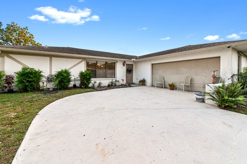 Beautiful 1-story home with 3 bedrooms and 2 bathrooms, perfect - photo 2
