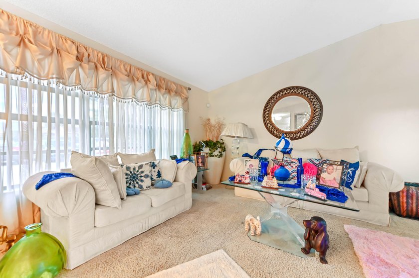 Beautiful 1-story home with 3 bedrooms and 2 bathrooms, perfect - photo 6