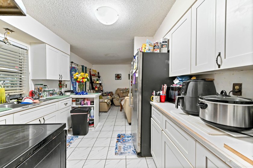 Beautiful 1-story home with 3 bedrooms and 2 bathrooms, perfect - photo 9