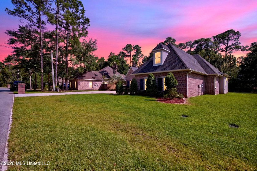 GORGEOUS JASSBY BUILT HOME WITH 4 BEDROOM AND 2.5 BATHS - photo 4