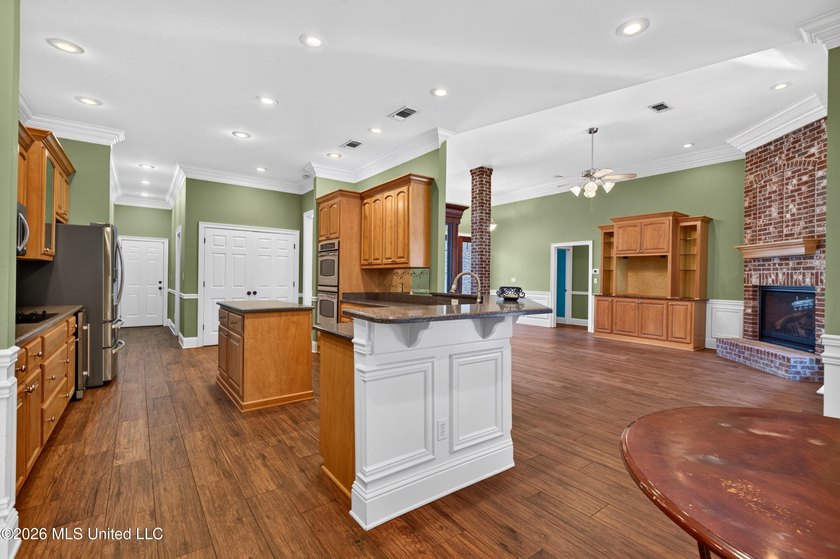 GORGEOUS JASSBY BUILT HOME WITH 4 BEDROOM AND 2.5 BATHS - photo 7