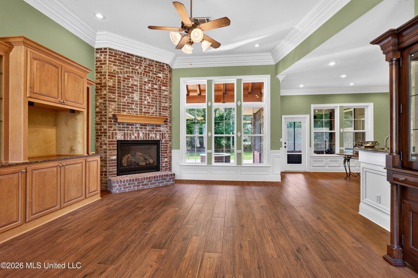GORGEOUS JASSBY BUILT HOME WITH 4 BEDROOM AND 2.5 BATHS - photo 8