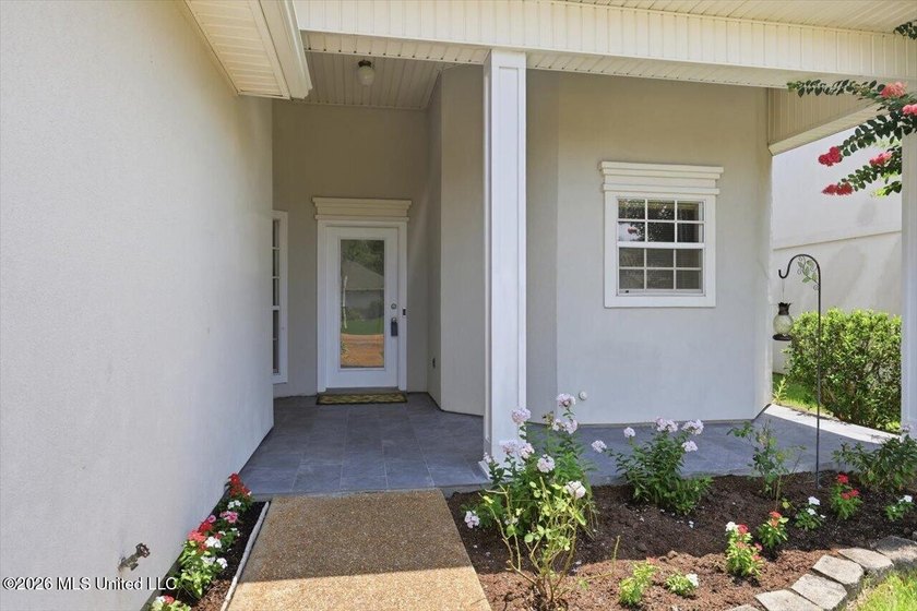 Welcome home to this charming patio/garden home offering - photo 3