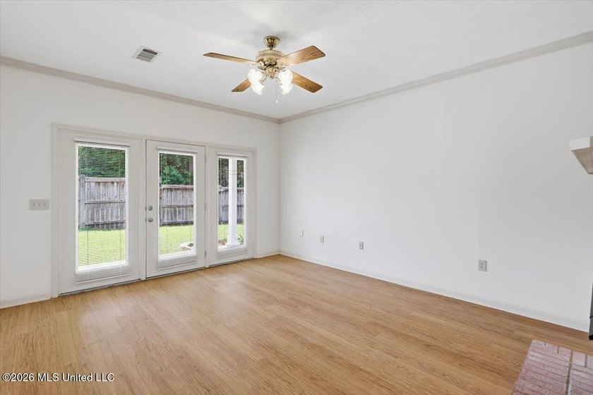 Welcome home to this charming patio/garden home offering - photo 4
