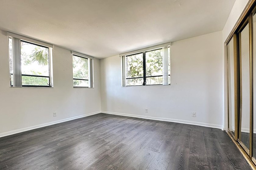 Freshly updated 2-bedroom, 1-bath condominium in Presidential - photo 14