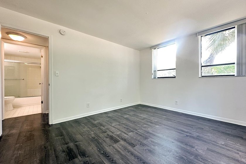 Freshly updated 2-bedroom, 1-bath condominium in Presidential - photo 15