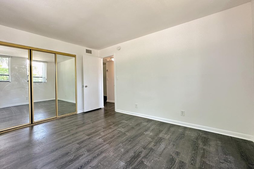 Freshly updated 2-bedroom, 1-bath condominium in Presidential - photo 16