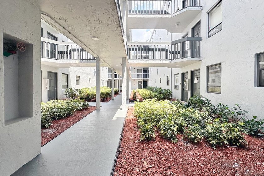 Freshly updated 2-bedroom, 1-bath condominium in Presidential - photo 19