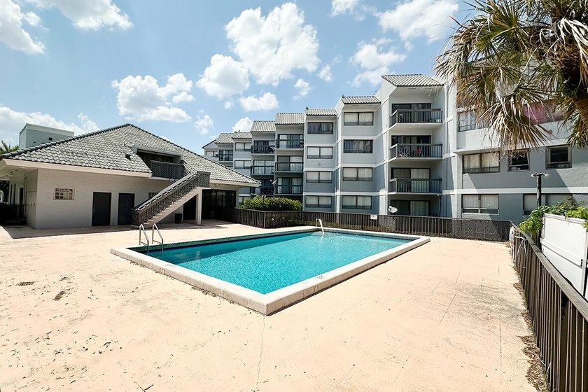 Freshly updated 2-bedroom, 1-bath condominium in Presidential - photo 24