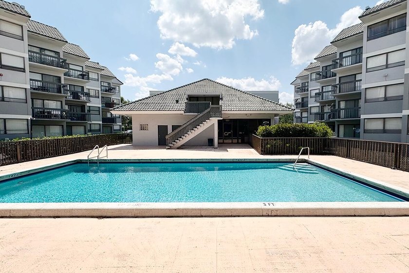Freshly updated 2-bedroom, 1-bath condominium in Presidential - photo 25