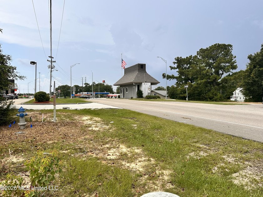 4.6 Acres with frontage on Diamondhead's two main arteries - photo 5