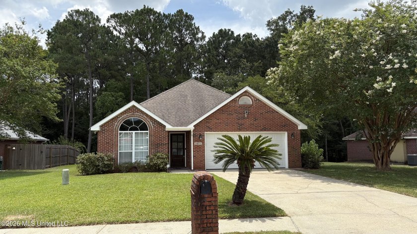 Extremely well updated and maintained home in a very convenient - photo 2