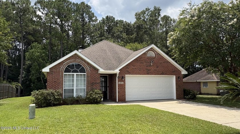 Extremely well updated and maintained home in a very convenient - photo 3