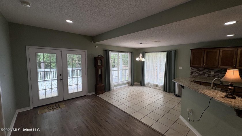 Extremely well updated and maintained home in a very convenient - photo 6