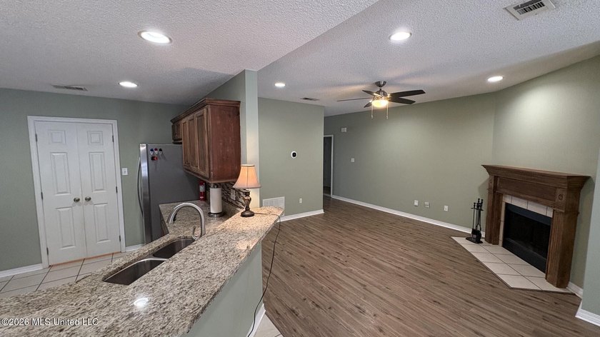Extremely well updated and maintained home in a very convenient - photo 7
