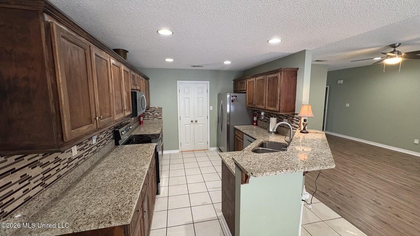 Extremely well updated and maintained home in a very convenient - photo 9