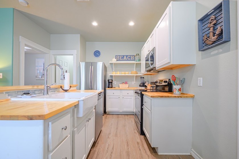 Turnkey Income-Producing Coastal Cottage | STR Allowed | Fully - photo 3
