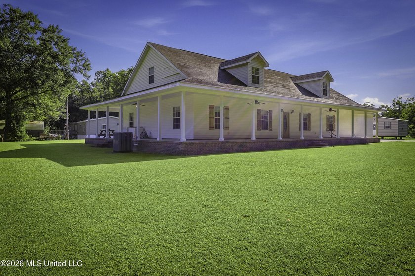 Enjoy the perfect blend of privacy and convenience with this - photo 2