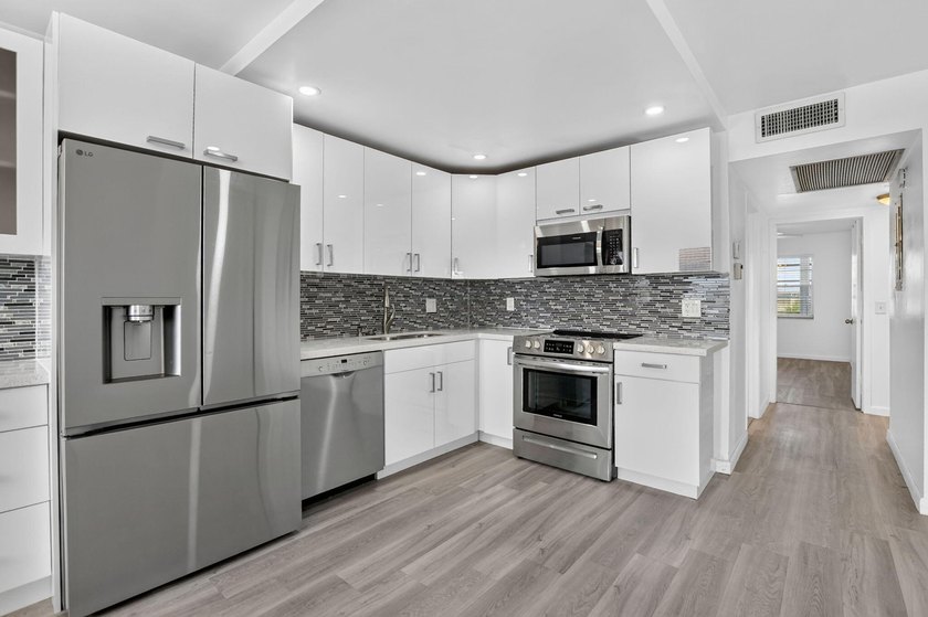 Welcome to this bright 2 bedroom, 1.5 bath condo on the top - photo 2