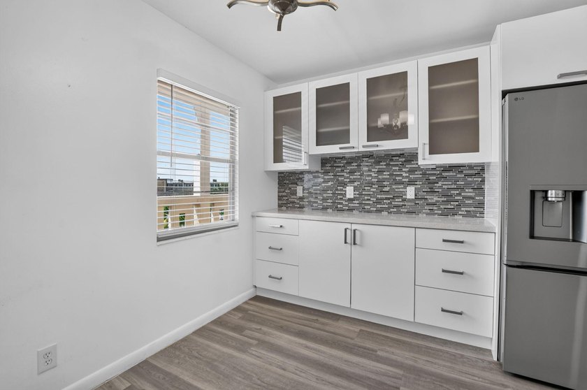 Welcome to this bright 2 bedroom, 1.5 bath condo on the top - photo 3