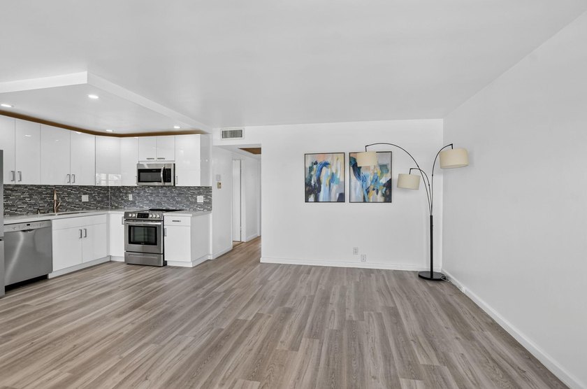 Welcome to this bright 2 bedroom, 1.5 bath condo on the top - photo 4