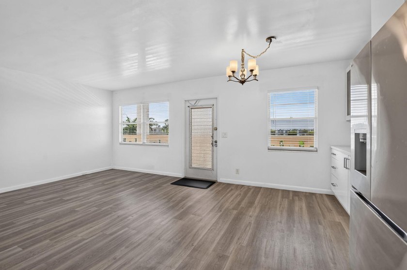 Welcome to this bright 2 bedroom, 1.5 bath condo on the top - photo 5