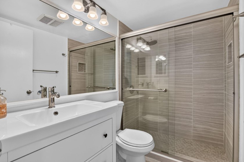 Welcome to this bright 2 bedroom, 1.5 bath condo on the top - photo 6