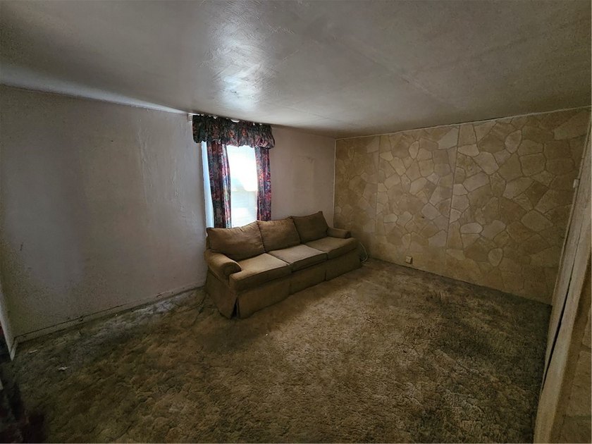 Large 4 bed 2 bath home on a flat corner lot with a concrete - photo 11