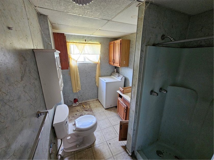 Large 4 bed 2 bath home on a flat corner lot with a concrete - photo 14