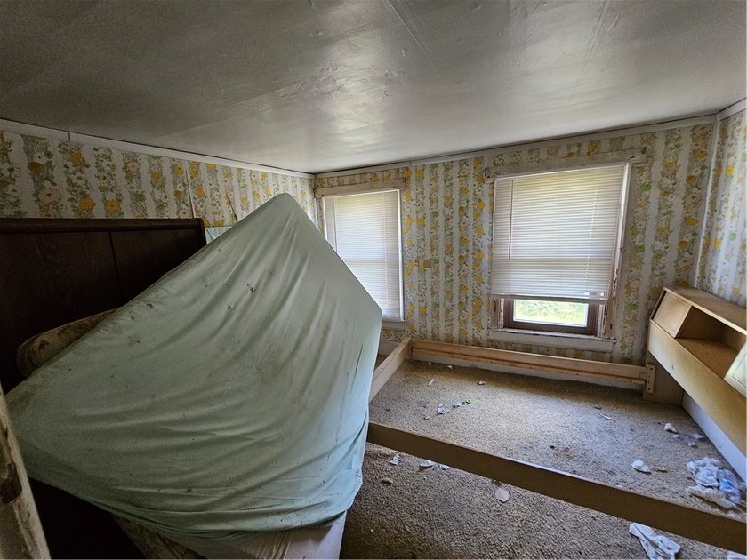 Large 4 bed 2 bath home on a flat corner lot with a concrete - photo 15
