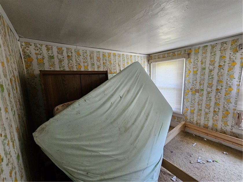 Large 4 bed 2 bath home on a flat corner lot with a concrete - photo 16