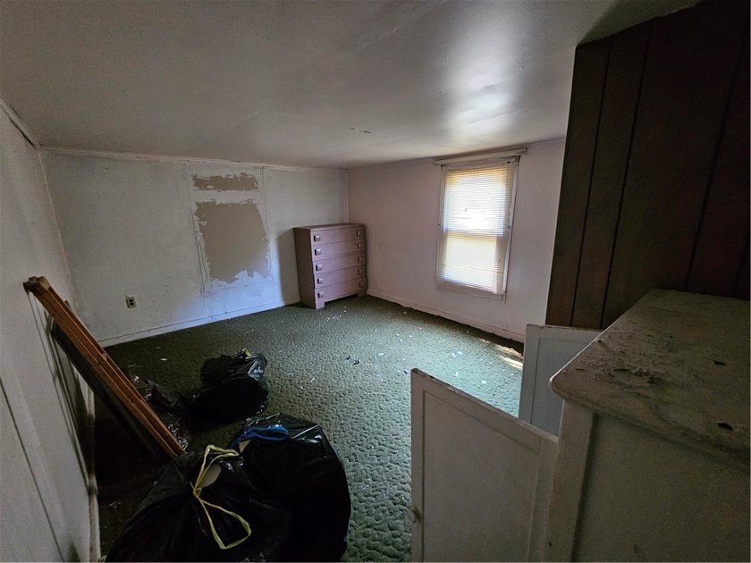 Large 4 bed 2 bath home on a flat corner lot with a concrete - photo 17