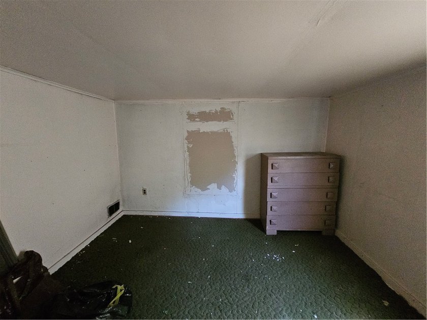 Large 4 bed 2 bath home on a flat corner lot with a concrete - photo 18