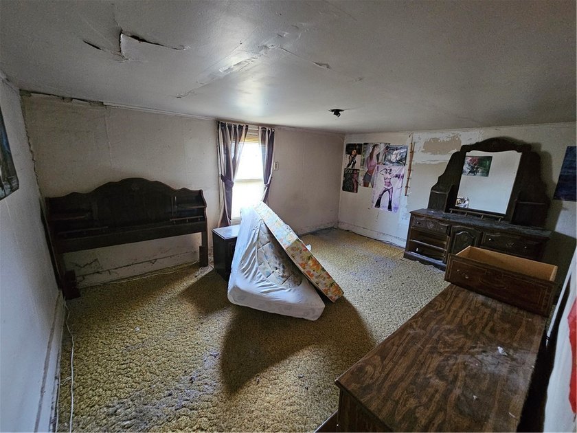 Large 4 bed 2 bath home on a flat corner lot with a concrete - photo 19