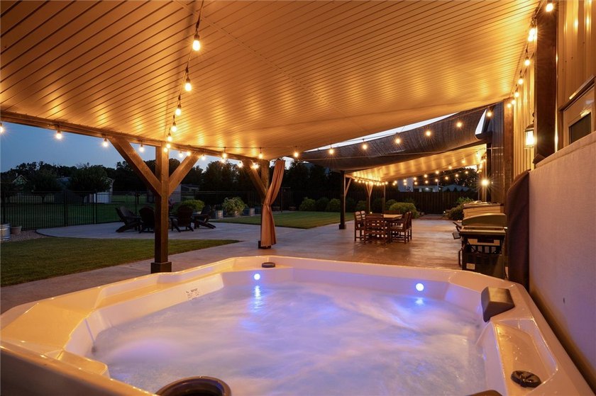 Luxury, versatility, &amp; commercial-grade construction come - photo 3