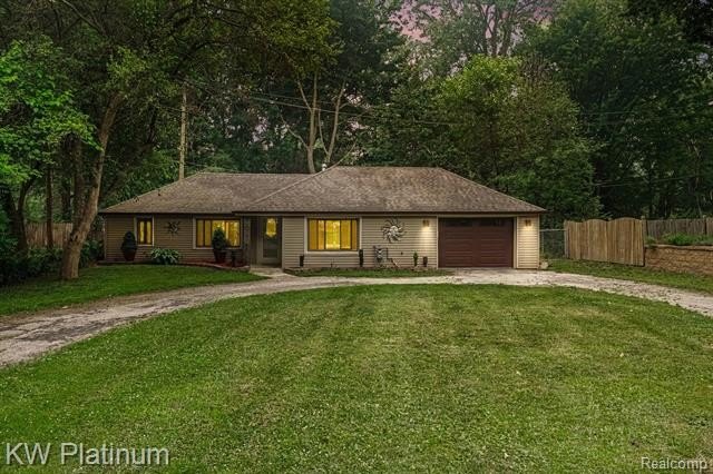 Welcome to your own lakeside oasis! This beautifully updated - photo 2