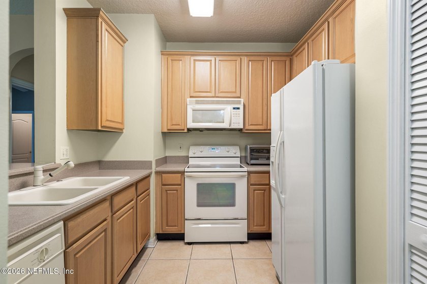 3 bedroom Condo Unit located centrally in the gated and well - photo 7
