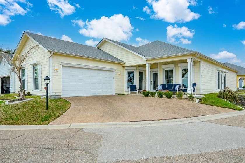 Immaculate single-story home located in the highly sought-after - photo 2